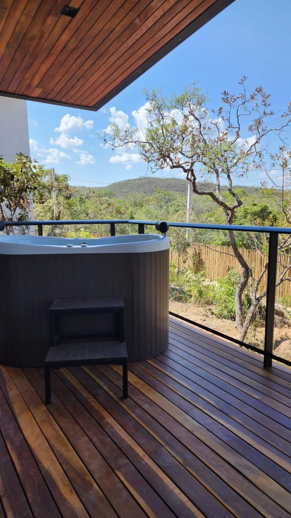 Ofurô na varanda de madeira da Casa Jade, com vista aberta para as montanhas da Chapada dos Veadeiros